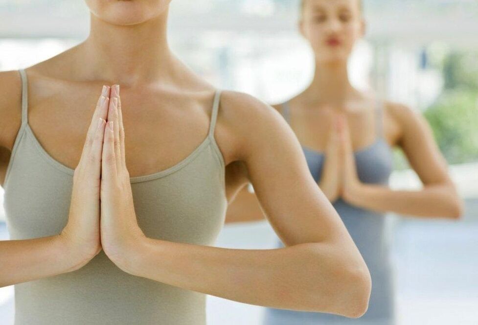 Mädchen machen Yoga zum Abnehmen