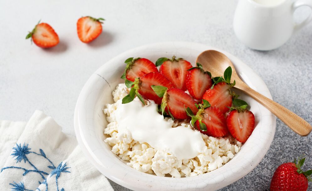 Ricotta mit Erdbeeren ist ein gesundes Frühstück für alle, die abnehmen wollen