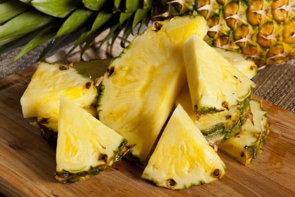 Ananas in einem Smoothie hilft, den Körper zu reinigen und das Immunsystem zu stärken. 