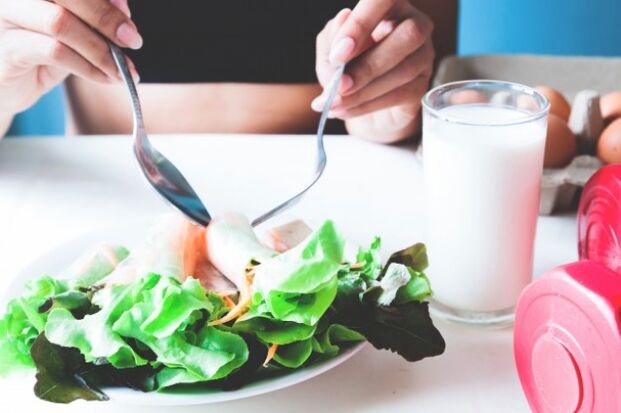Salat und Glas Joghurt